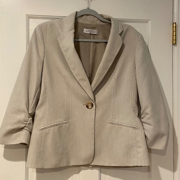 Kasper Jackets & Blazers - Kasper Size 10 Tan & White Striped Blazer - Stylish with a Few Flaws